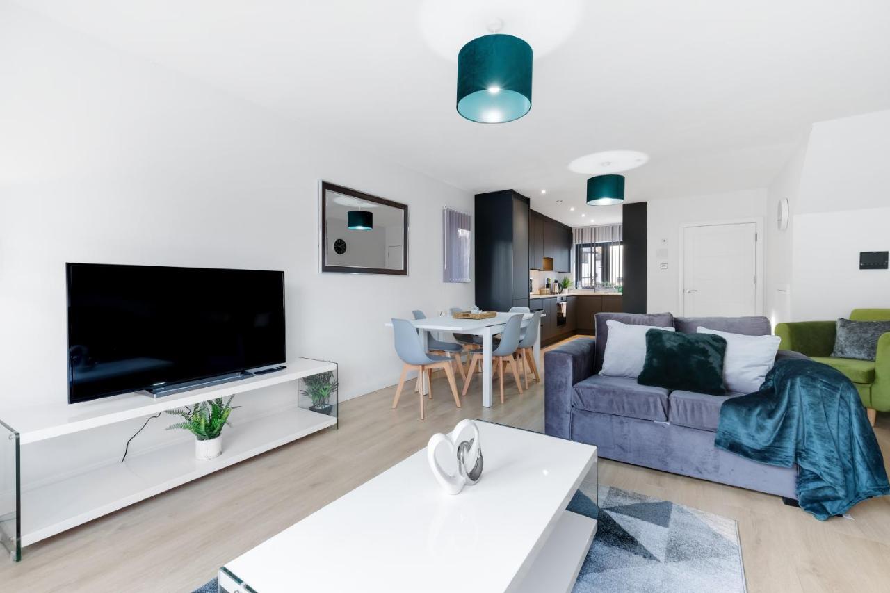 Modern 4 Bedroom House With Parking In Farnham Royal, Slough By 360Stays Ngoại thất bức ảnh