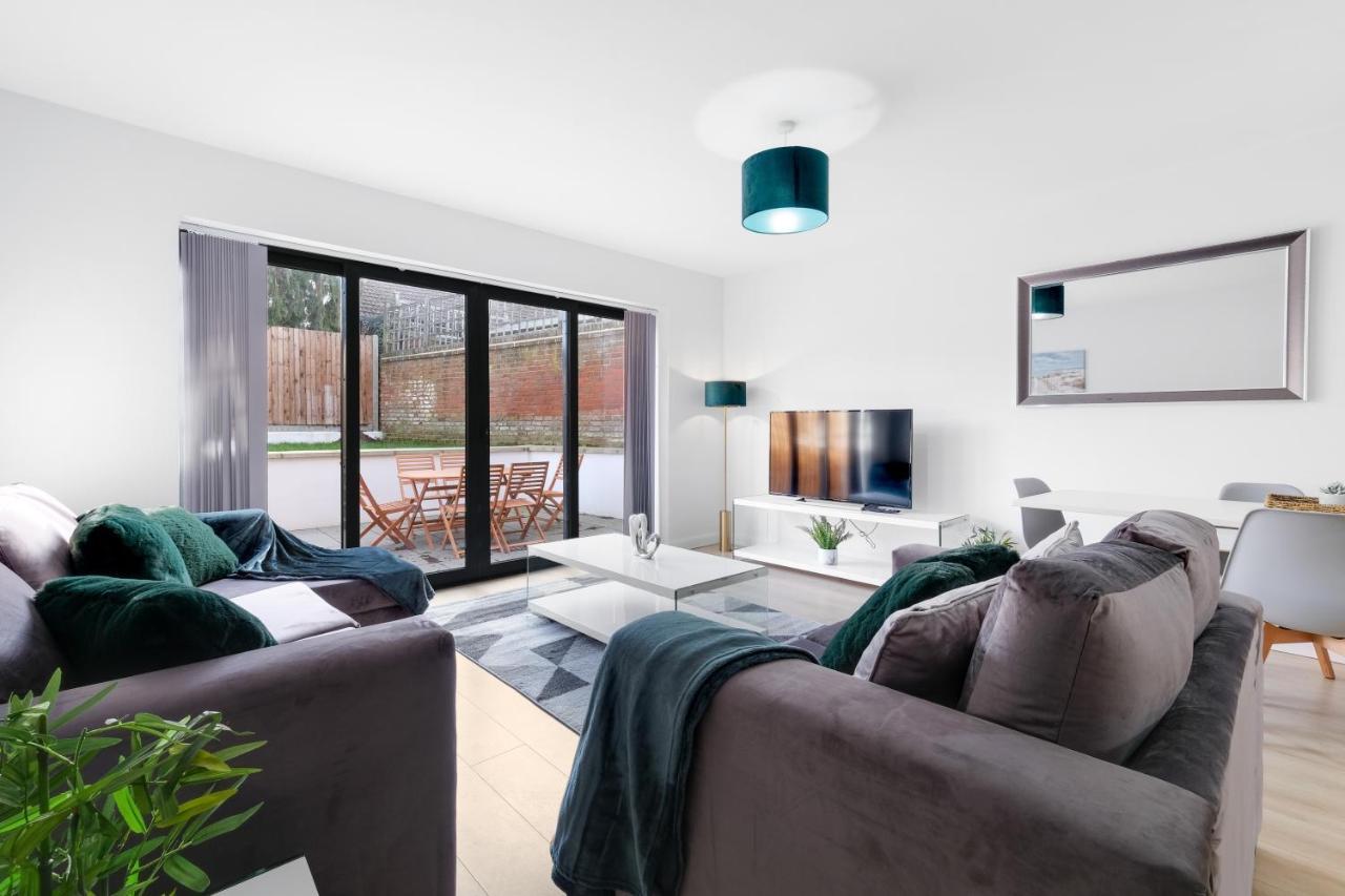 Modern 4 Bedroom House With Parking In Farnham Royal, Slough By 360Stays Ngoại thất bức ảnh