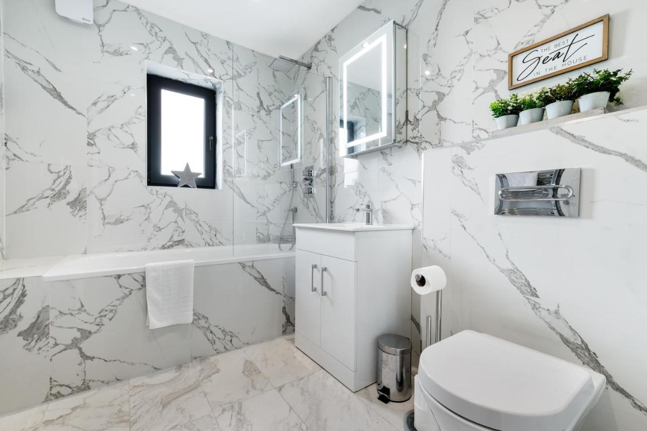 Modern 4 Bedroom House With Parking In Farnham Royal, Slough By 360Stays Ngoại thất bức ảnh