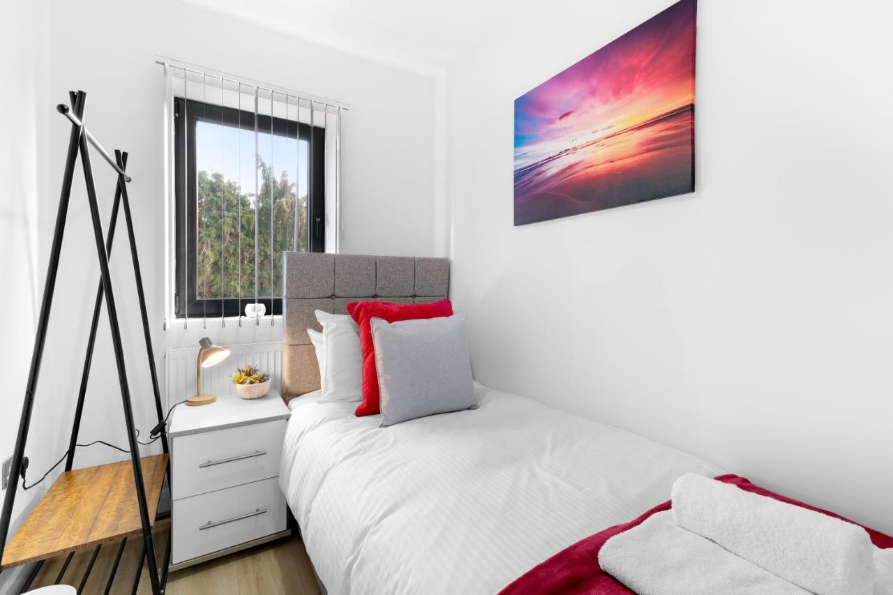 Modern 4 Bedroom House With Parking In Farnham Royal, Slough By 360Stays Ngoại thất bức ảnh